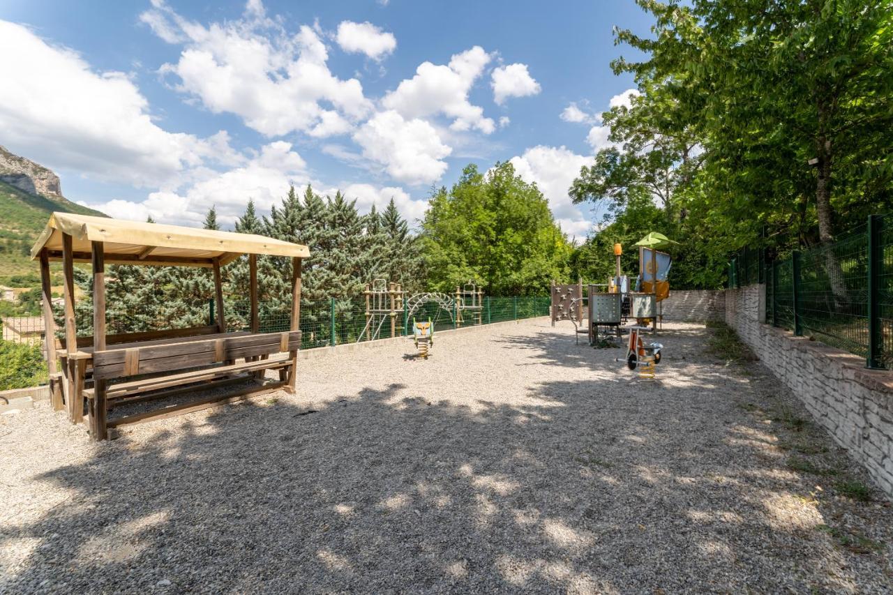 Hotel Camping les Princes d'Orange à Orpierre Extérieur photo